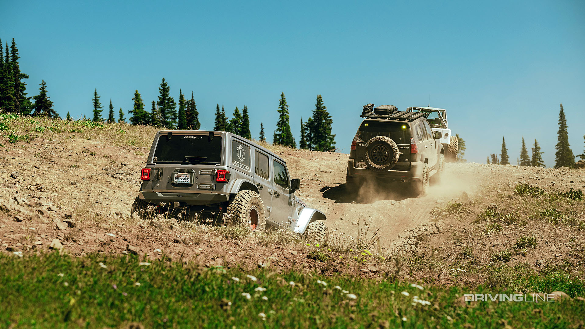 jeeps kicking up dirt on the naches trail