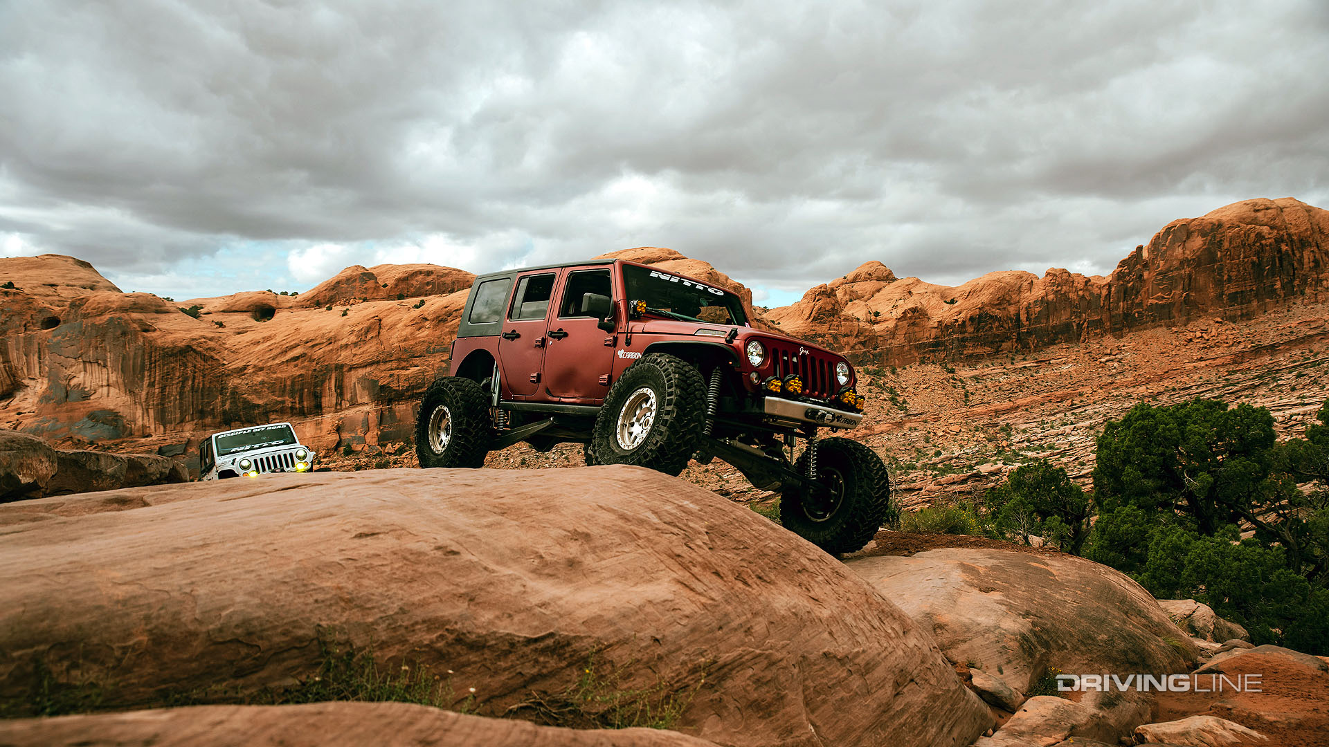 jeeps scaling moab rim trail